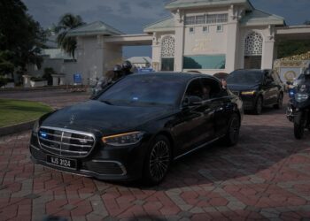 ANWAR Ibrahim menunjukkan isyarat bagus selepas selesai pertemuan dengan MP PH di Seri Perdana, Putrajaya. - UTUSAN/FAIZ ALIF ZUBIR
