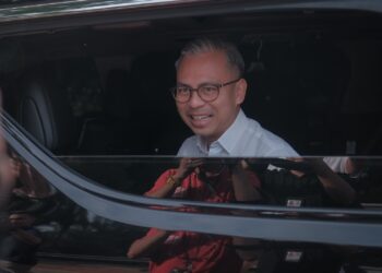 FAHMI Fadzil selepas selesai pertemuan dengan PM dan MP PH di Seri Perdana, Putrajaya. - UTUSAN/FAIZ ALIF ZUBIR