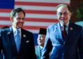 SULTAN Hassanal Bolkiah (kiri) dan Anwar Ibrahim