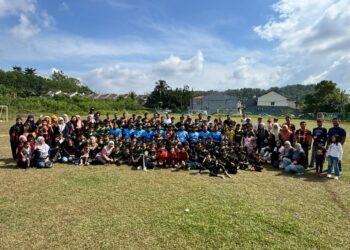 ANTARA pemain SPP FC bersama barisan jurulatih serta ibu bapa dalam program kekeluargaan di Taman Puncak Jalil, Selangor.