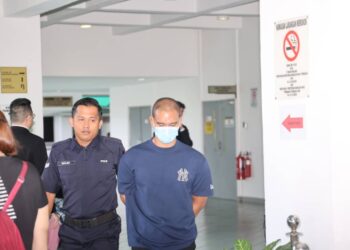 MUHAMMAD ALIF Monjani dibawa anggota polis ke Mahkamah Tinggi Shah Alam, Selangor hari ini.-UTUSAN/ISKANDAR SHAH MOHAMED