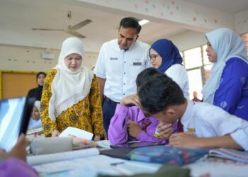 Fadhlina (kiri) beramah mesra bersama pelajar SMK Taman Widuri, Nibong Tebal ketika mengadakan lawatan ke sekolah itu semalam.