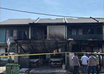 TIGA buah rumah teres dua tingkat hangus dijilat api manakala beberapa buah kenderaan turut rosak dipercayai akibat perbuatan khianat di Tasek Gelugor, Pulau Pinang baru-baru ini.-GAMBAR/MEDIA SOSIAL