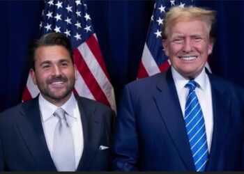 NICK Adams (kiri) dan Donald Trump