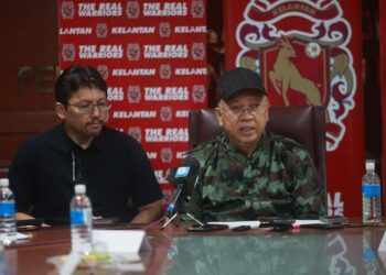 ANNUAR Musa (kanan) semasa sidang media di Kota Bharu, Kelantan hari ini-UTUSAN/KAMARUL BISMI KAMARUZAMAN