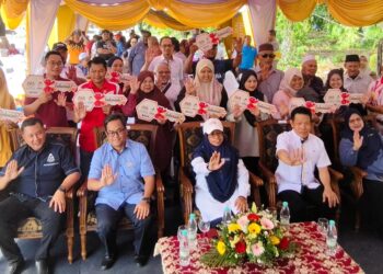 Aiman Athirah (duduk tiga dari kanan) bergambar bersama tetamu khas dan penerima RMR.
ABDUL RAZAK IDRIS