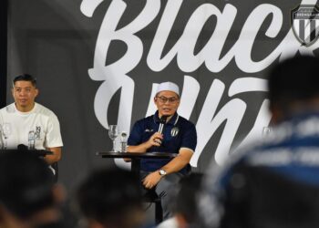 HISHAMUDDIN Abdul Karim (tengah) menjawab pertanyaan penyokong pada sesi dialog dan soal jawab bersama penyokong Terengganu FC di Kompleks Sukan Gong Badak, Kuala Nerus. - UTUSAN/NURSYASYA NADHIRAH ZABIDI