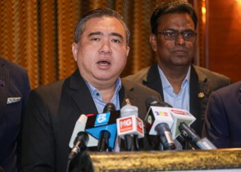 ANTHONY Loke Siew Fook ketika ditemui pemberita pada sidang akhbar Minggu Maritim Malaysia 2025 di Sunway Resort Hotel hari ini. - UTUSAN/ISKANDAR ISHAK