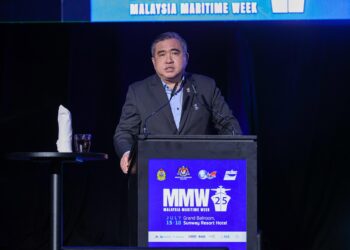 ANTHONY Loke Siew Fook ketika berucap merasmikan Minggu Maritim Malaysia 2025 di Sunwar Resort Hotel hari ini. UTUSAN/ISKANDAR ISHAK