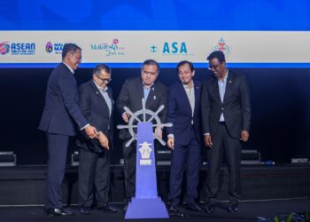 ANTHONY Loke Siew Fook ketika merasmikan Minggu Maritim Malaysia 2025 di Sunway Resort Hotel hari ini. - UTUSAN/ISKANDAR ISHAK