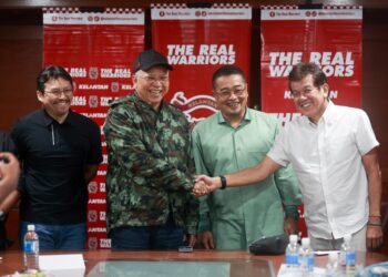 ANNUAR Musa (dua kiri) bersalam dengan pengendali Kelantan-TRW E.Elavarasan semasa sidang media di Kota Bharu, Kelantan hari ini-UTUSAN/KAMARUL BISMI KAMARUZAMAN.