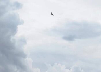 Imej menyerupai sebuah pesawat pengebom B-2 Spirit milik Tentera Udara Amerika Syarikat di ruang udara berdekatan salah sebuah rumah panjang di Saratok, baru-baru ini.