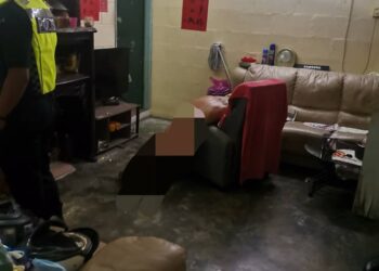 SEORANG warga emas dijumpai dalam keadaan tidak bernyawa di sebuah rumah yang berkunci di Mount Erskine, Tanjung Tokong, Pulau Pinang tengah malam tadi.-GAMBAR/JBPM PULAU PINANG