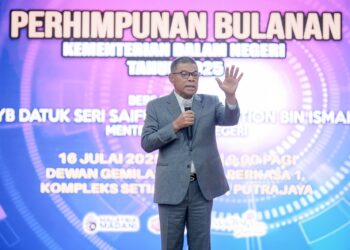 SAIFUDDIN Nasution Ismail ketika perhimpunan bulanan  KDN, Putrajaya. - UTUSAN/FAIZ ALIF ZUBIR