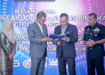 SAIFUDDIN Nasution Ismail menyampaikan Buku Laporan Indeks Keselamatan Semapadan Negara (IKSN) kepada Ketua Setiausaha Kementerian Dalam Negeri Datuk Awang Alik Jeman (dua, kanan) pada Majlis Perhimpunan Bulanan KDN di Putrajaya. - UTUSAN/FAIZ ALIF ZUBIR