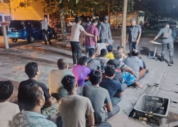 ANTARA pendatang asing tanpa izin (PATI) yang ditahan dalam serbuan di Pangsapuri Putra Permai Selesa di sini, semalam.