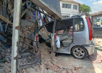 KEADAAN kereta milik Palanivelu selepas merempuh sebuah bangunan lama yang dalam proses ubah suai di Jalan Jetty Lama, Butterworth, Pulau Pinang hari ini.-GAMBAR/JBPM PULAU PINANG