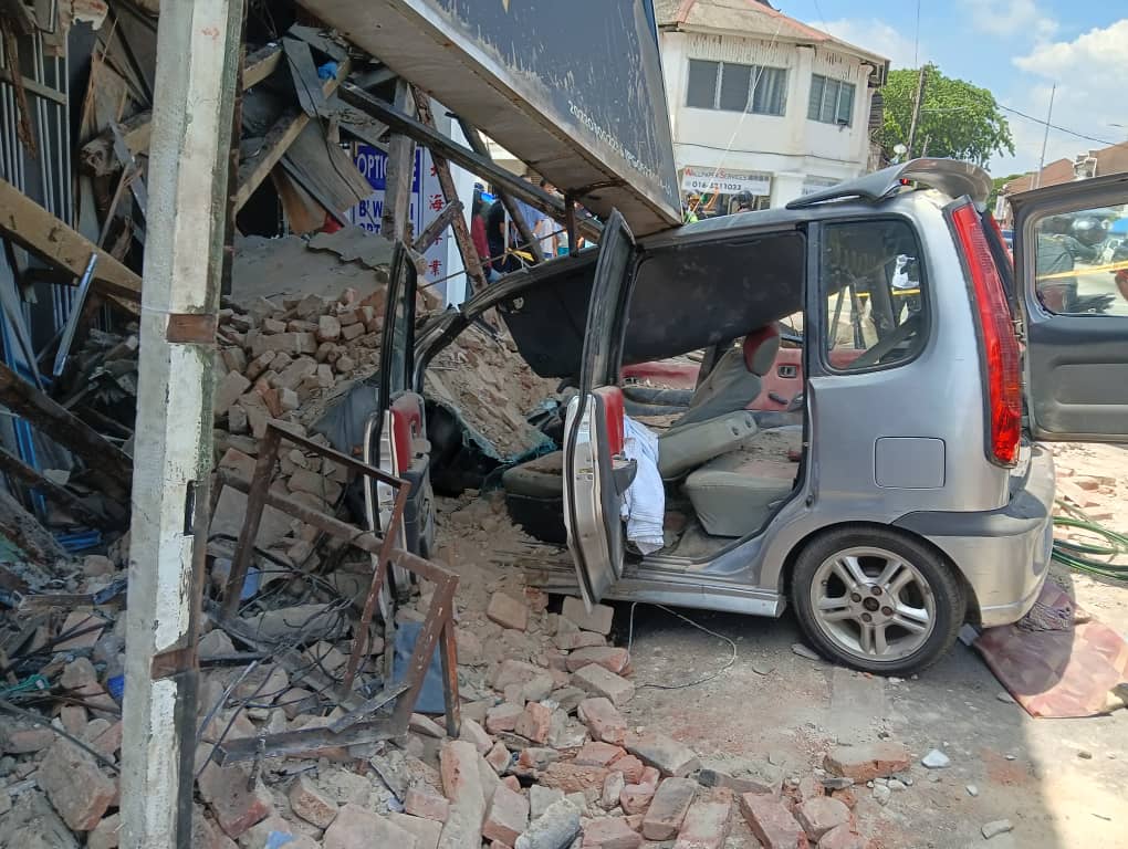 Warga emas nyaris maut kereta rempuh bangunan sedang diubah suai 1 WhatsApp Image 2025 07 16 at 16.44.08