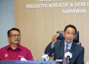 KARIM bercakap pada sidang media selepas mempengerusikan mesyuarat bersama AADK di pejabatnya, hari ini.