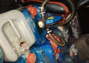 SEBAHAGIAN petrol yang dirampas selepas KPDN Kelantan bersama PPM Wilayah Tiga Pengkalan Kubor berjaya menahan sebuah kereta di Kota Bharu, Kelantan semalam.-IHSAN KPDN KELANTAN