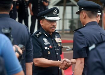 MOHD. Yusoff Mamat bersalam dengan pegawainya semasa perhimpunan bulanan di Ibu Pejabat Polis Kontinjen (IPK) Kelantan, Kota Bharu, Kelantan hari ini-UTUSAN/YATIMIN ABDULLAH.