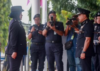 MOHD. Yusoff Mamat (kanan) memakaikan pangkat kepada anggota semasa perhimpunan bulan di Ibu Pejabat Polis Kontinjen (IPK) Kelantan di Kota Bharu, Kelantan hari ini-UTUSAN/KAMARUL BISMI KAMARUZAMAN.