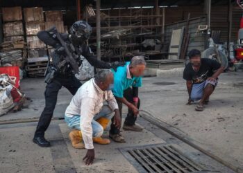 PROSEDUR operasi standard (SOP) dalam setiap operasi penguatkuasaan perlu ditambah baik bagi memastikan ia tidak menimbulkan sebarang ketakutan atau kegusaran dalam kalangan orang awam.-GAMBAR/OP METAL