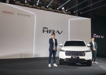 NARUSHI Yazaki (kanan) pada majlis pelancaran model baharu HR-V di Shah Alam, hari ini.