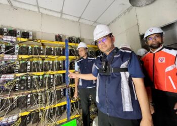 AKMAL Nasrullah Mohd. Nasir ketika meninjau premis dalam operasi membanteras perlombongan bitcoin secara haram di sekitar Alor Setar.