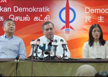 ANTHONY Loke (tengah) bersama Pengerusi DAP Selangor, Ng Sze Han (kiri) dan  Naib Pengerusi Kebangsaan DAP, Teo Nie Ching ketika sidang akhbar khas di Ibu Pejabat Kebangsaan DAP, di sini.
