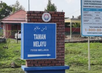 SEORANG kanak-kanak perempuan berusia tiga tahun mengalami kecederaan dan bengkak pada telinga kiri selepas dipercayai ditepuk oleh pengasuh sebuah taska di Taman Melayu, Padang Temu, di sini semalam. - UTUSAN /AMRAN ALI.