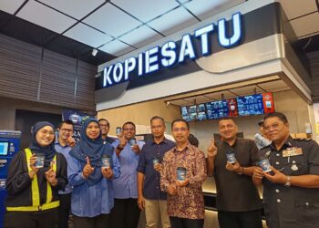 ABDUL Rashid Bahri (tiga dari kanan) pada Majlis Perasmian Pembukaan Outlet Kopiesatu di Pedas, Rembau hari ini.-UTUSAN/NOR AINNA HAMZAH