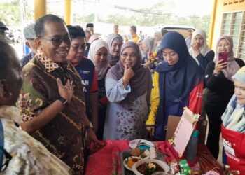MOHAMAD Khaled Nordin beramah mesra bersama peserta Program Kembara Lestari@Kota Tinggi Bersama Yayasan Universiti Malaysia Pahang Al-Sultan Abdullah (UMPSA), di Dewan Terbuka Felda Lok Heng Barat, Kota Tinggi, Johor semalam.