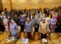 ARMIZAN Mohd Ali bergambar dengan wakil syarikat e-Dagang selepas Sesi Libat Urus Semakan Semula Perundangan e-Dagang di Putrajaya.-UTUSAN/FAISOL MUSTAFA