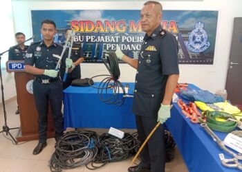 RODZI Abu Hassan (kanan) menunjukkan sejumlah kabel yang dirampas selepas berjaya menahan tujuh lelaki terlibat dalam kecurian kabel di pencawang semasa sidang akhbar di IPD Pendang.