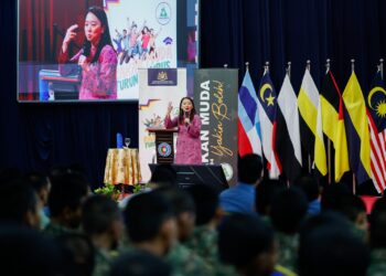 Menteri Belia dan Sukan, Hannah Yeoh berucap pada Program Rakan Muda Turun Kampus, di Universiti Pertahanan Nasional Malaysia (UPNM), di sini hari ini. Foto: SHIDDIEQIIN ZON