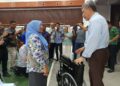 MOHAMAD Hasan menyampaikan bantuan kepada penerima di Dewan Komuniti Rantau, Seremban semalam-UTUSAN/NOR AINNA HAMZAH