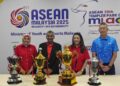 PRESIDEN Persatuan Golf Wanita Malaysia (MALGA), Tunku Puteri Datuk Seri Jawahir Tuanku Ja'afar(dua kanan) bersama bersama piala-piala yang menjadi rebutan pada sidang media di Templer Park Country Club, Rawang