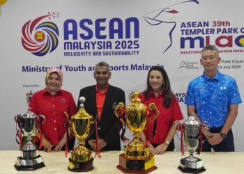 PRESIDEN Persatuan Golf Wanita Malaysia (MALGA), Tunku Puteri Datuk Seri Jawahir Tuanku Ja'afar(dua kanan) bersama bersama piala-piala yang menjadi rebutan pada sidang media di Templer Park Country Club, Rawang