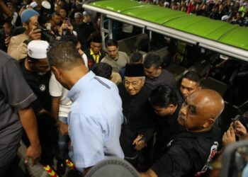 MAHATHIR Mohamad hadir ke Himpunan Mandat Negarawan yang dianjurkan PN di SSAH, Suka Menanti di Alor Setar. - UTUSAN/ SHAHIR NOORDIN