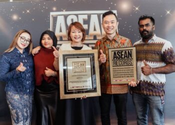 MICHELLE Lai (tiga dari kanan) bersama kakitangannya bersama plak penghargaaan ASEAN Records.