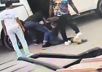 TANGKAP layar satu rakaman video yang tular di media sosial menunjukkan seorang lelaki dipukul oleh beberapa orang suspek sebelum dipaksa untuk masuk ke dalam sebuah kenderaan pacuan empat roda di Nibong Tebal, Pulau Pinang.-GAMBAR/MEDIA SOSIAL