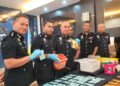 MOHD. Alwi Zainal Abidin (tengah) menunjukkan sebahagian daripada dadah yang dirampas ketika sidang akhbar di IPK Pulau Pinang, hari ini.