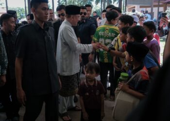 ANWAR Ibrahim beramah mesra ketika hadir bagi menunaikan solat Jumaat di Surau Al-Istiqal, Presint 14 Putrajaya. - UTUSAN/FAIZ ALIF ZUBIR