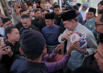 ANWAR Ibrahim beramah mesra ketika hadir bagi menunaikan solat Jumaat di Surau Al-Istiqal, Presint 14 Putrajaya. - UTUSAN/FAIZ ALIF ZUBIR