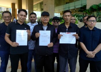 ZAILANI Zainuddin (depan dua kanan) bersama ahli Gerakan Badan Bertindak Sahabat E-Hailing Malaysia menuntut kerajaan menguatkuasakan kawalan harga lantai bagi tambang e-hailing di pekarangan Kementerian Pengankuntan, Putrajaya. - UTUSAN/ FAISOL MUSTAFA