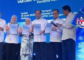 ANWAR Ibrahim (tiga dari kanan) pada Majlis Peluncuran Pelan Induk Bumiputera Tunas Madani dan Projek Perumahan JKPSB di Dewan Besar, Kampus UiTM Permatang Pauh, Pulau Pinang, hari ini. - UTUSAN/SITI NUR MAS ERAH AMRAN