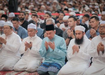 ANWAR Ibrahim beramah mesra bersama pendakwah pada program Malaysia Bermunajat 2025 yang berlangsung di Masjid Putra, Putrajaya. - UTUSAN/FAIZ ALIF ZUBIR