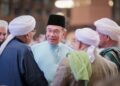 ANWAR Ibrahim beramah mesra bersama pendakwah pada program Malaysia Bermunajat 2025 yang berlangsung di Masjid Putra, Putrajaya. - UTUSAN/FAIZ ALIF ZUBIR