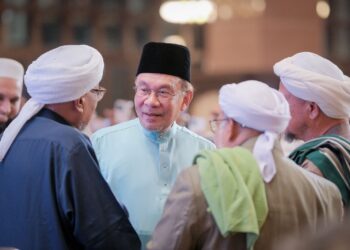 ANWAR Ibrahim beramah mesra bersama pendakwah pada program Malaysia Bermunajat 2025 yang berlangsung di Masjid Putra, Putrajaya. - UTUSAN/FAIZ ALIF ZUBIR